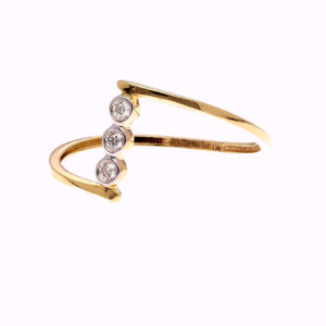 ONE YELLOW GOLD RING WITH 3 NATURAL DIAMONDS