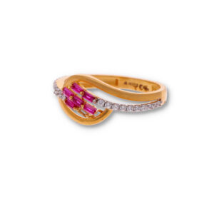 Classic Gold Ring with Elegant Finish
