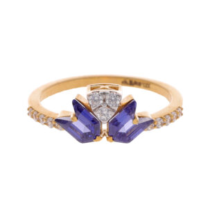 Classic Gold Ring with Elegant Finish